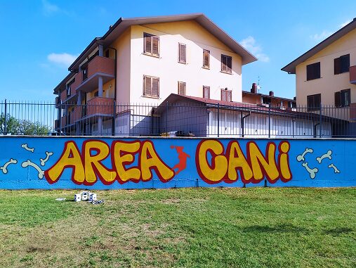 foto dell'opera realizzata durante il laboratorio di murales a massalengo nell'area cani