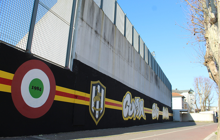 foto dell'opera sullo stadio dossenina a lodi con la scritta Curva Sud Fanfulla realizzata da Goran Castellotti