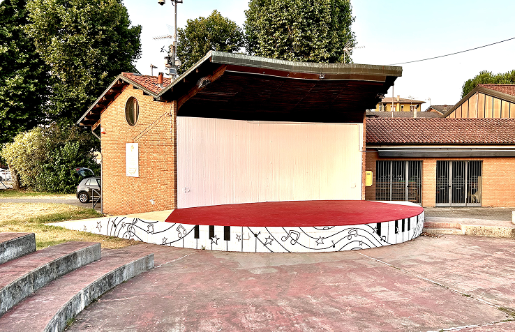 decorazione murale a Salerno sul Lambro dell'anfiteatro comunale realizzato da Goran Castellotti con pitture bicomponenti per pavimenti esterni