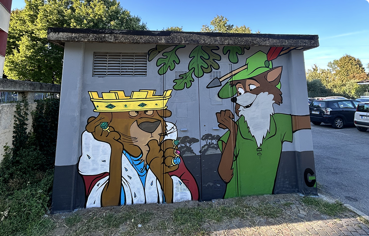 cabina elettrica dipinta con un opera di streetart raffigurante il cartone Disney Robin Hood