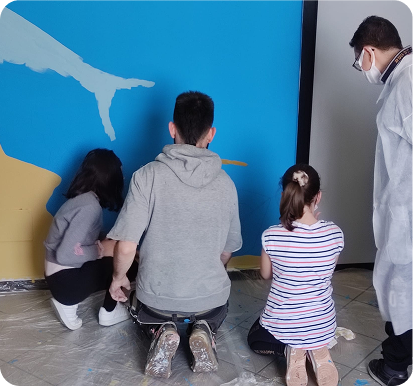 bambini durante laboratorio creativo alla biblioteca di massalengo