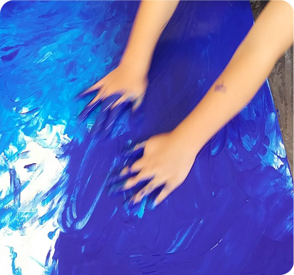 mani di bambini asilo durante un laboratorio creativo di Goran Castellotti a casalpusterlengo