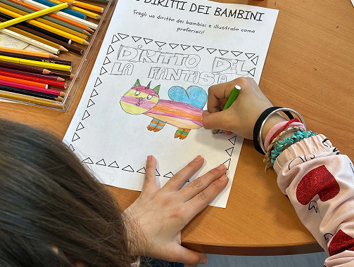 laboratorio di murales a coltura una bambina disegna il diritto dei bambini