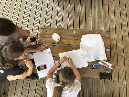laboratorio creativo murales a vidardo con adolescenti