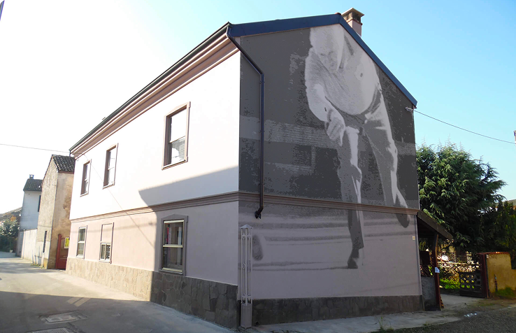 street art a lodi su un palazzo, raffigurante un signore che gioca a bocce