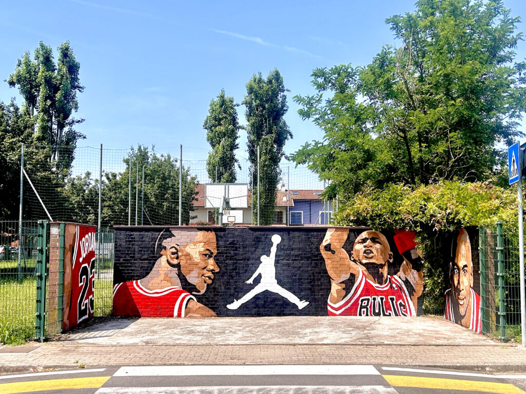 murales realizzato davanti al campo da basket di mulazzano raffigurante Michael Jordan in diverse prospettive