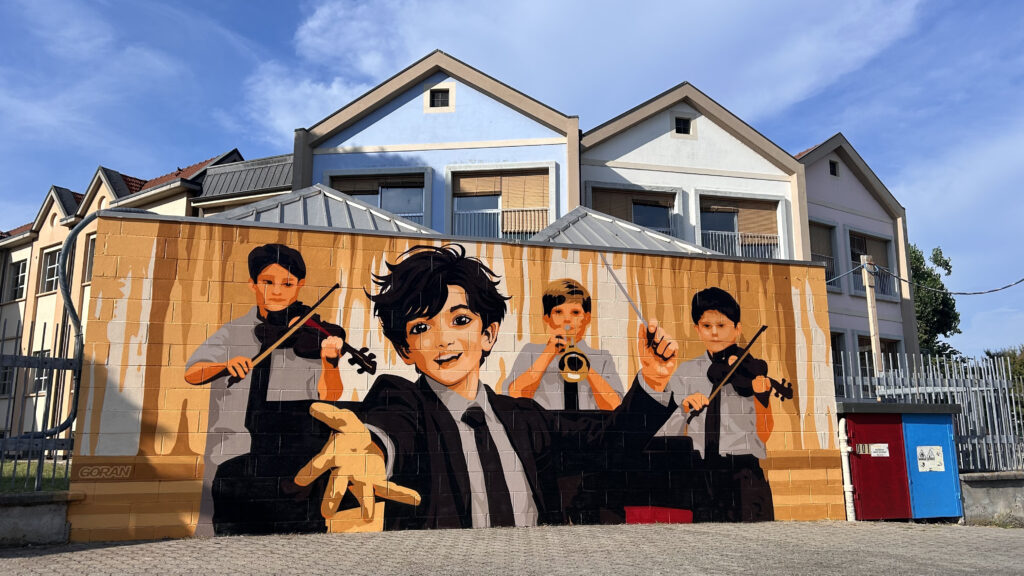 murales realizzato all'ingresso dell'istituto Gramsci di Mulazzano, nel disegno raffigurati tre bambini dell'orchestra della scuola