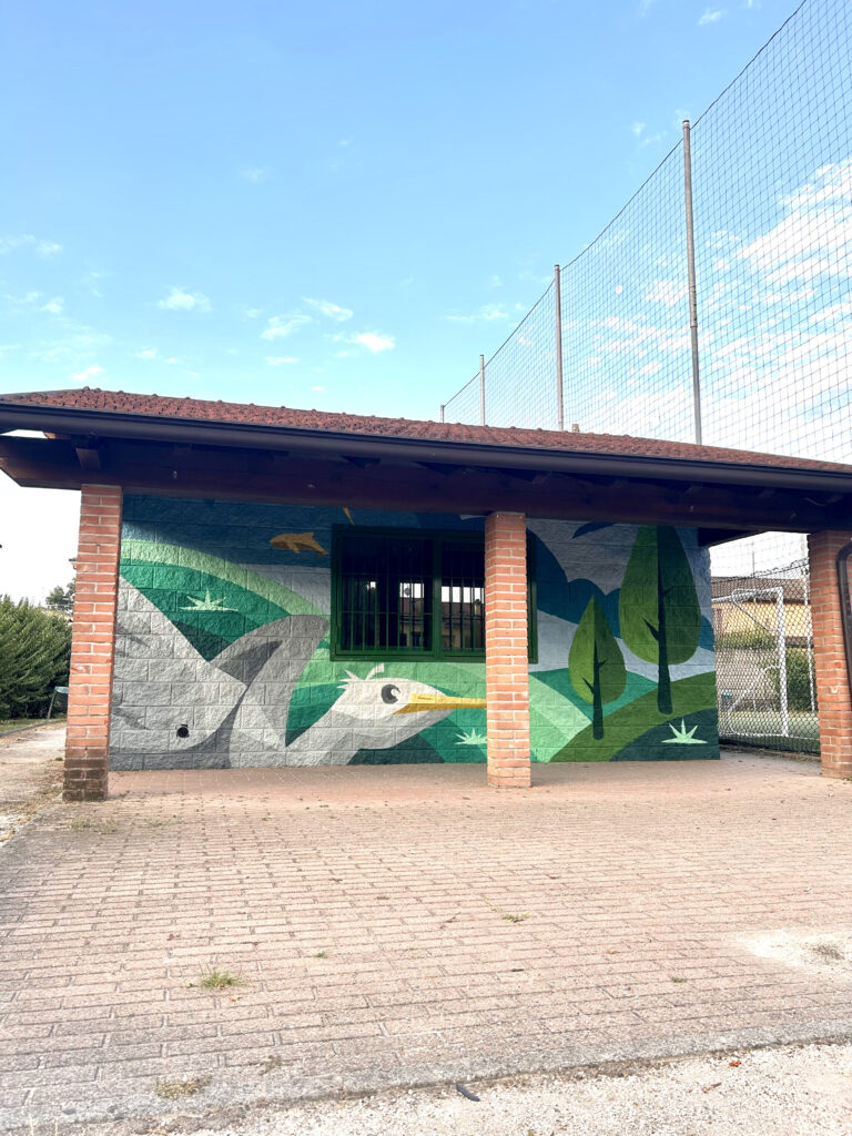 murales realizzato nel parco di quartiano (mulazzano) da goran castellotti raffigurante un airone il fiume e i pioppi, simboli del paesaggio circostante